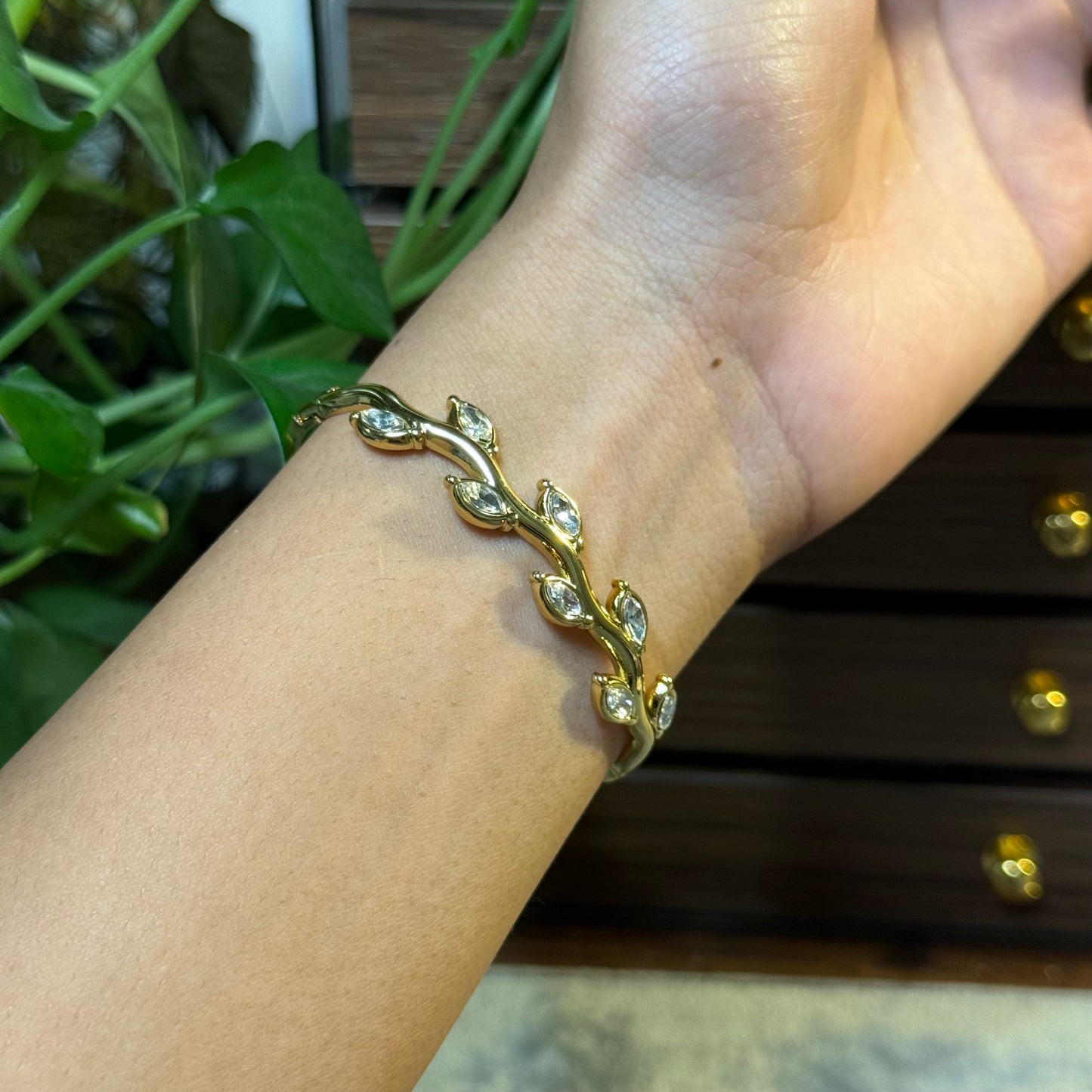 Clear April Vine Bangle (Thin Wrist)