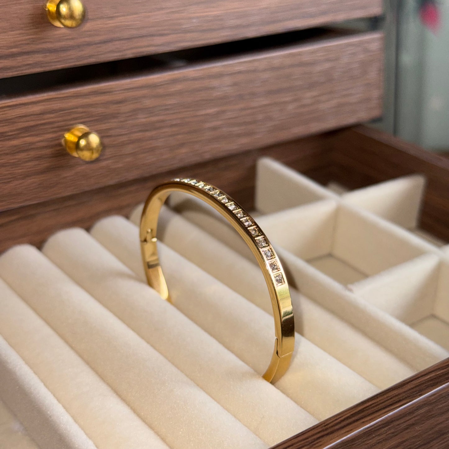 Eternity Line Bangle (Thin Wrist)