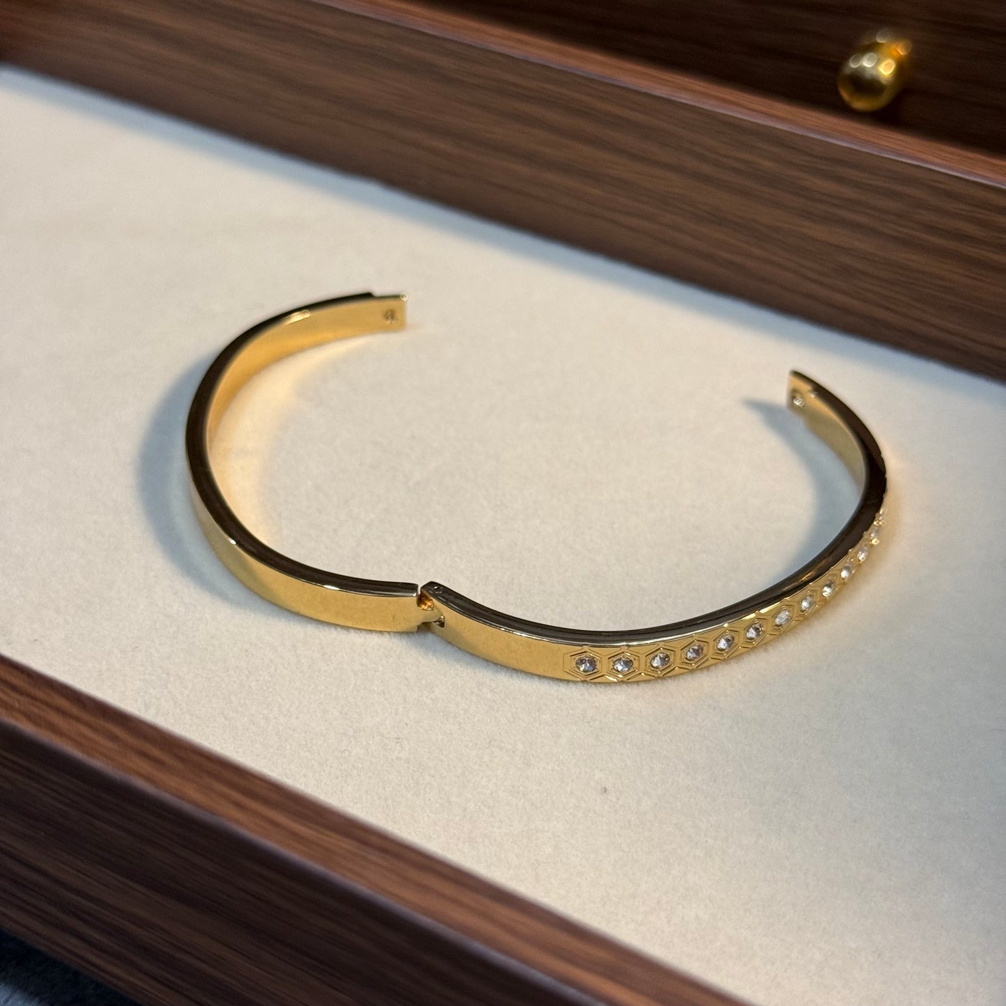 Honeycomb Inset Bangle (Thin Wrist)