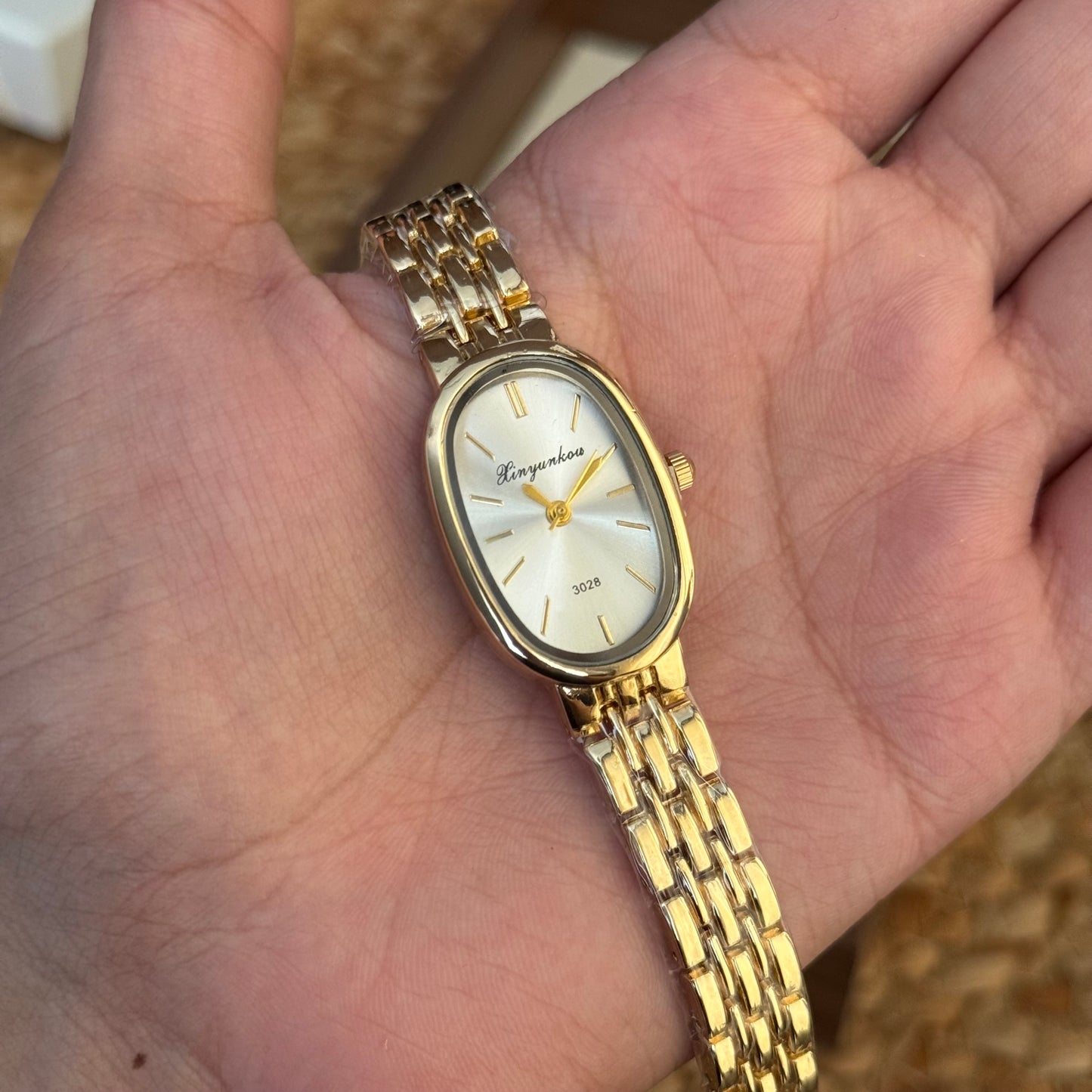 Snow Minimalist Watch (Random Color Box Included)