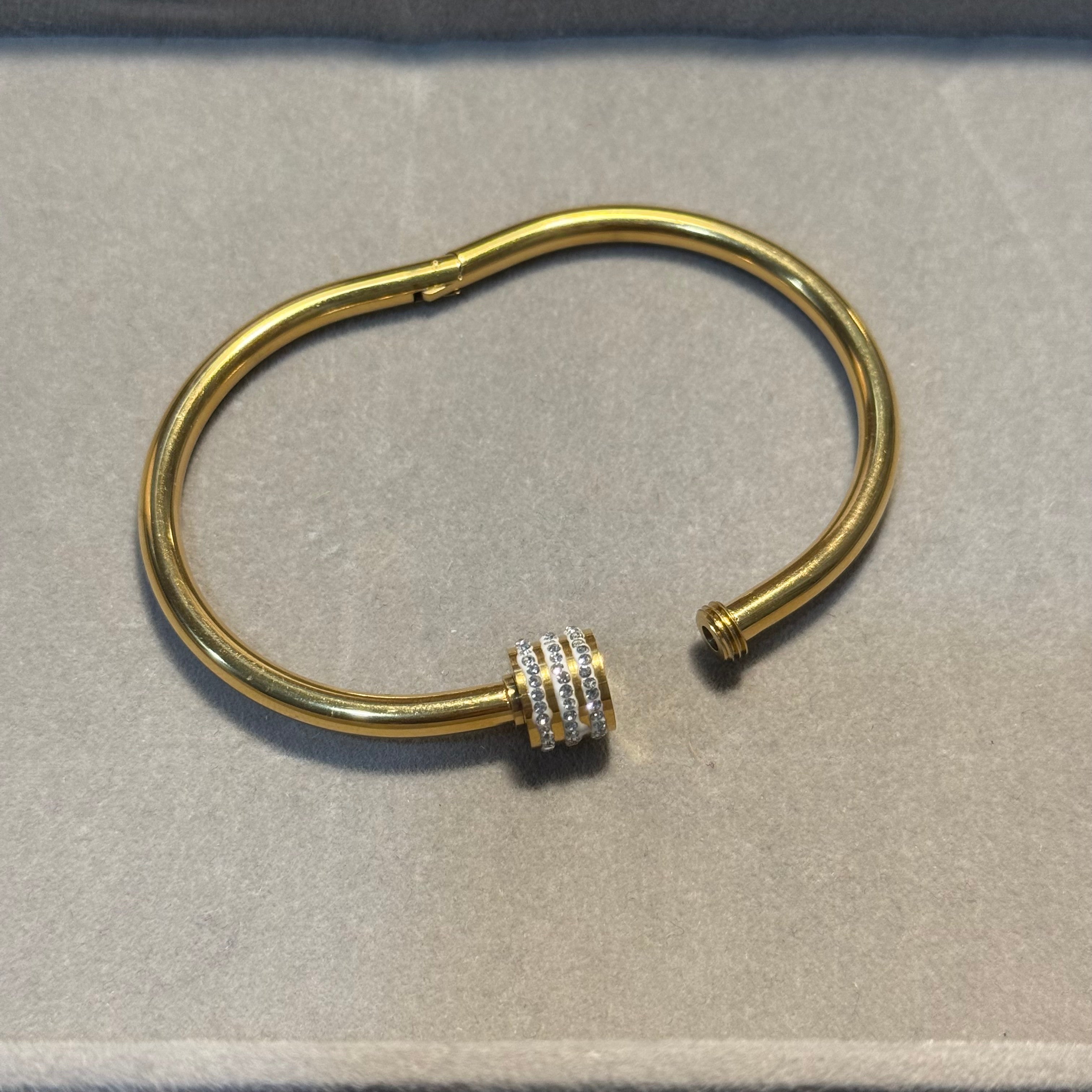 Lara Elegant Bangle HOUSE OF LAILA