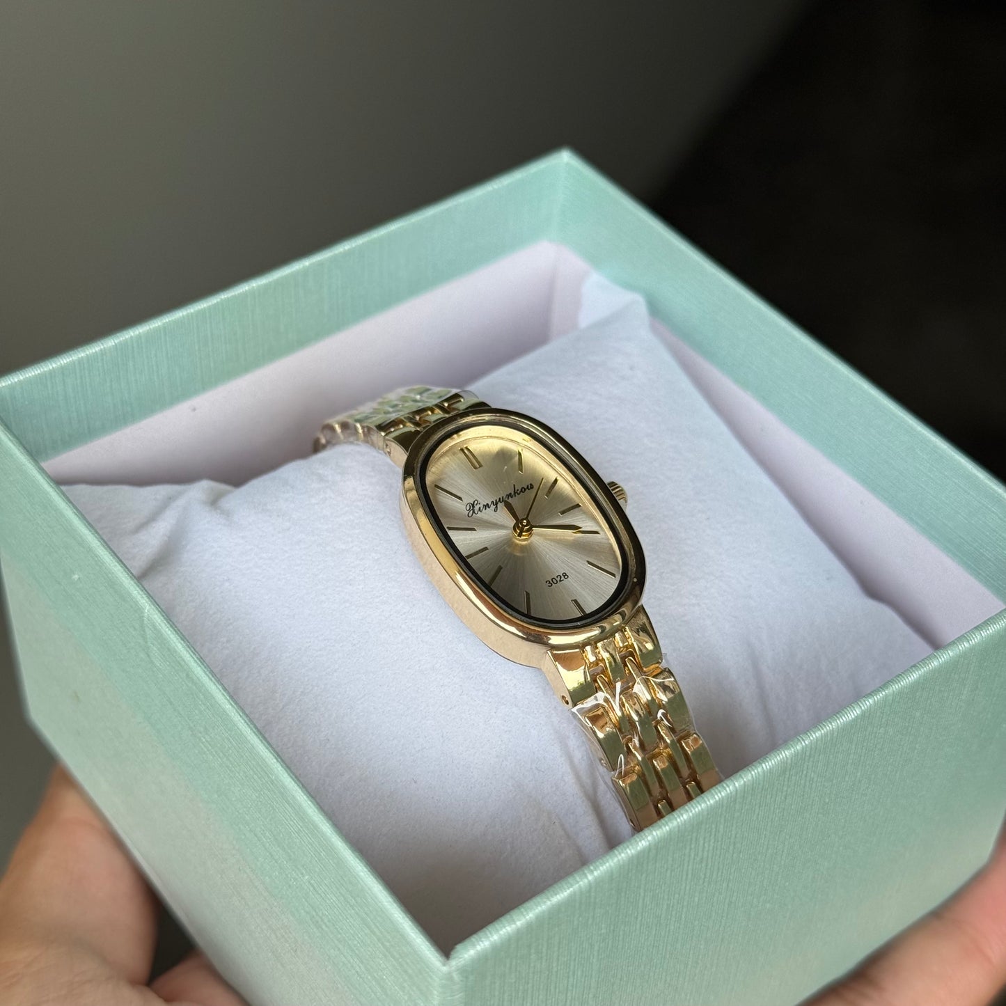 Snow Minimalist Watch (Random Color Box Included)