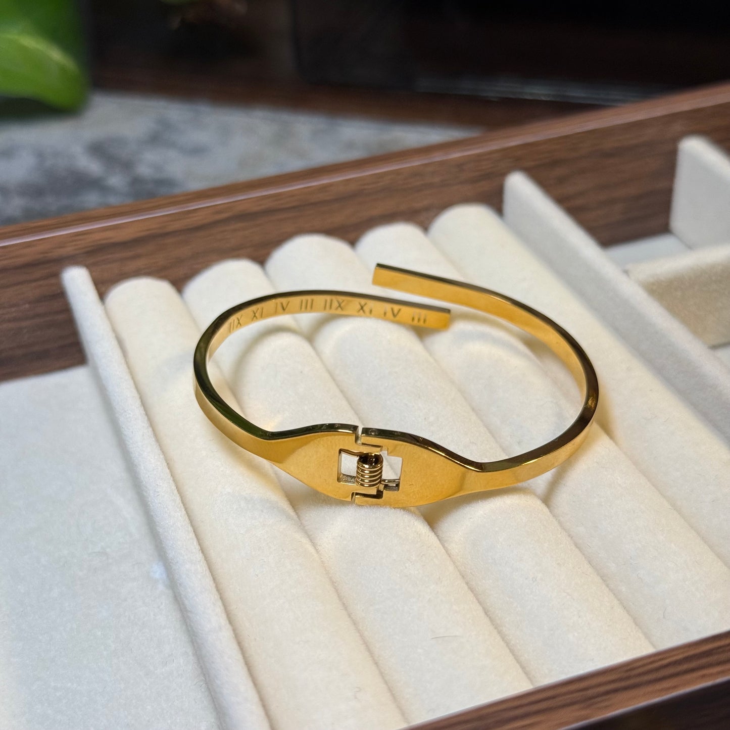 Time & Sparkle Spring Cuff (Thin Wrist)