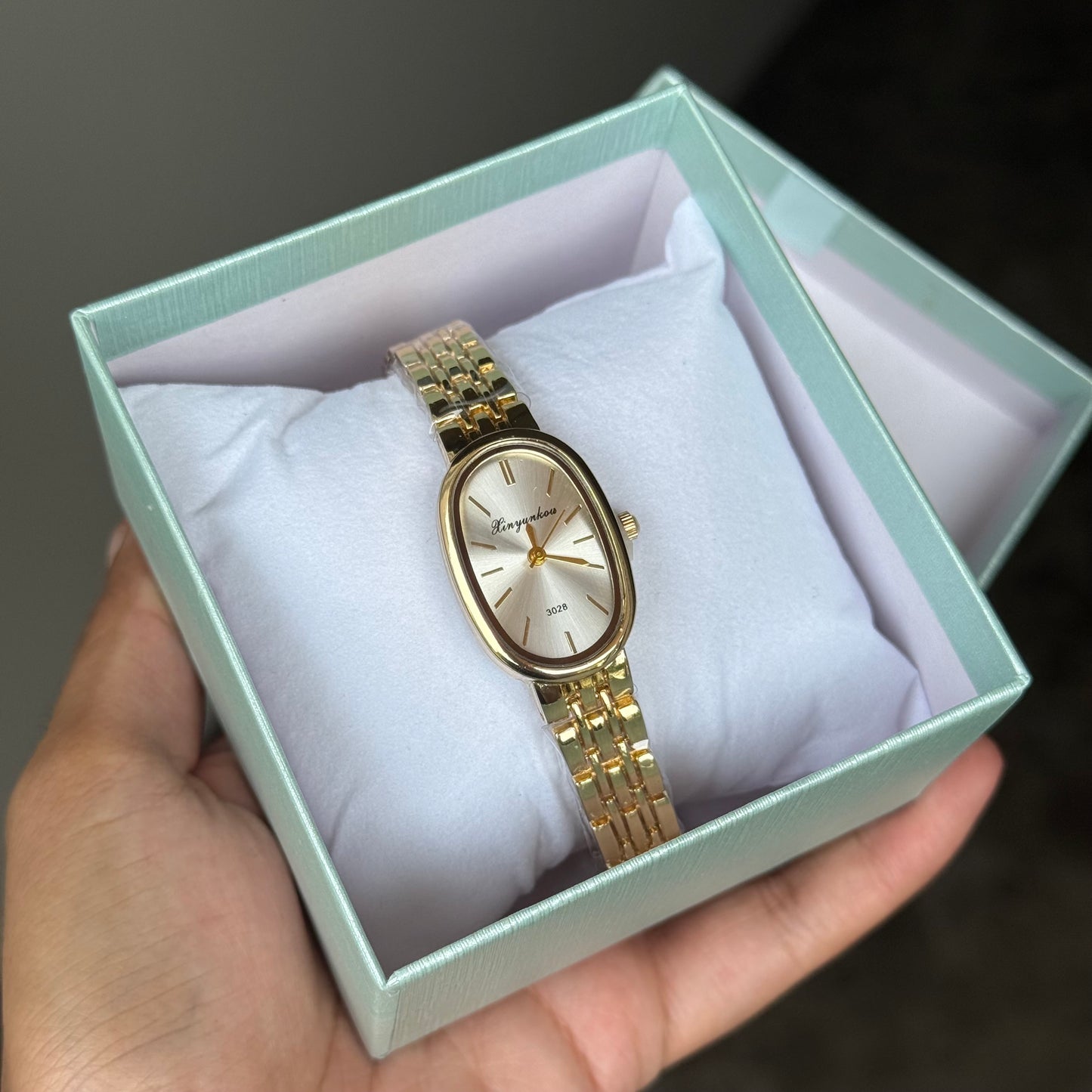 Snow Minimalist Watch (Random Color Box Included)