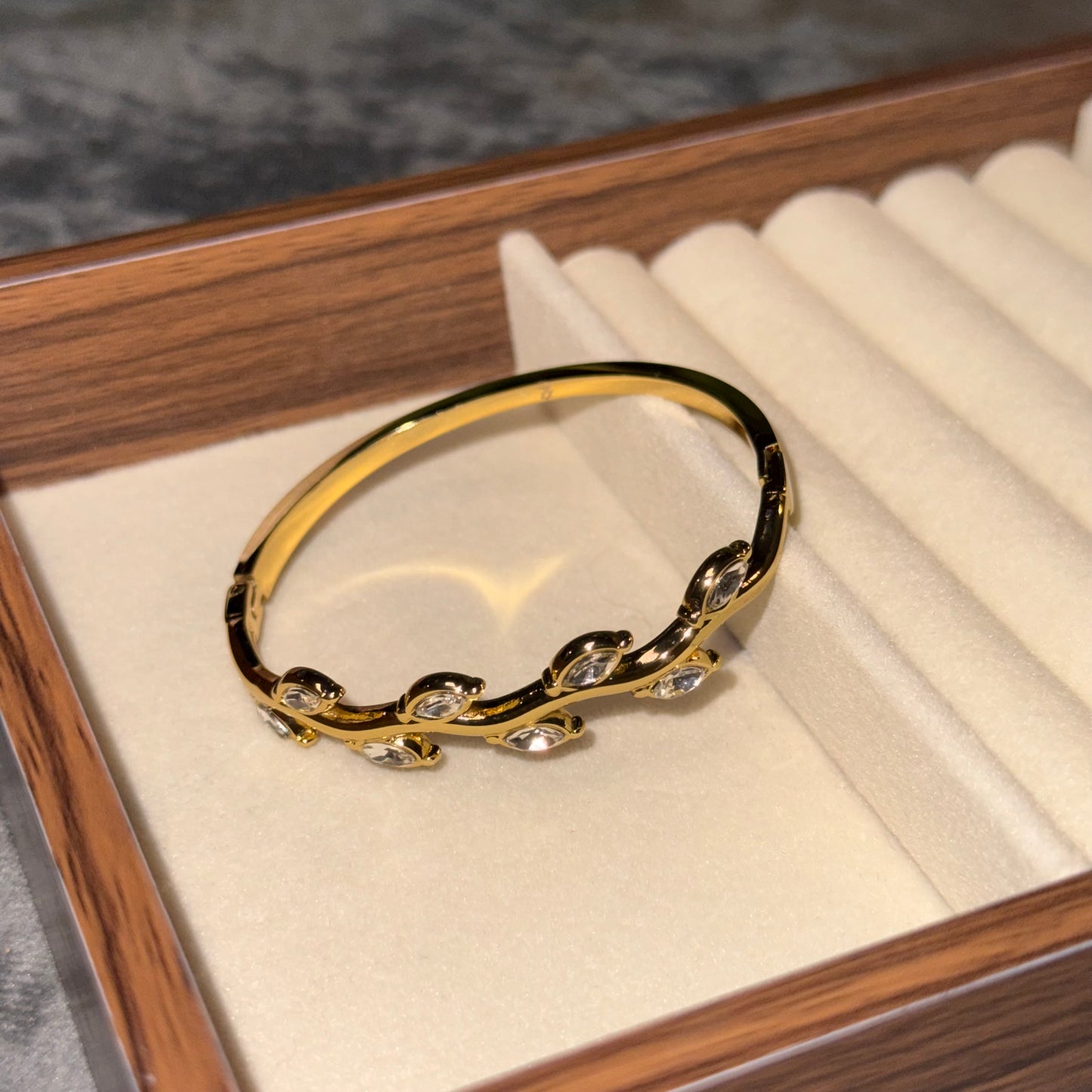 Clear April Vine Bangle (Thin Wrist)