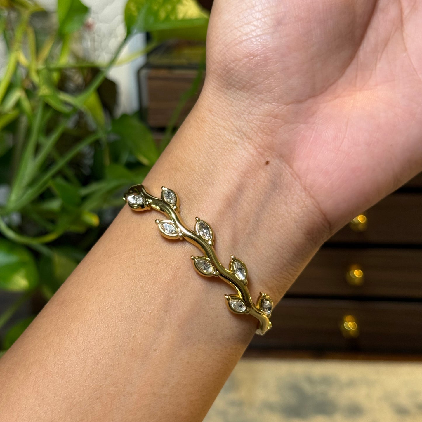 Clear April Vine Bangle (Thin Wrist)