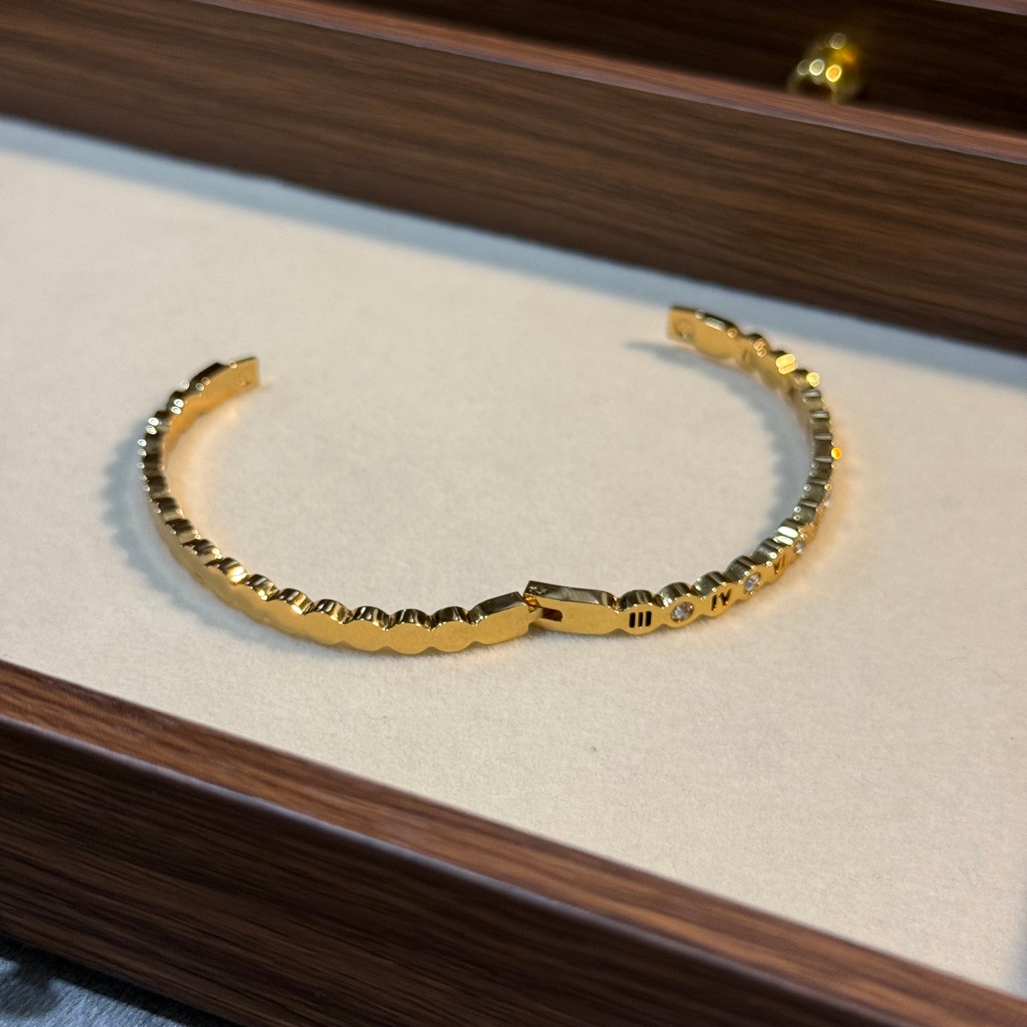 Roman Era Bangle (Thin Wrist)