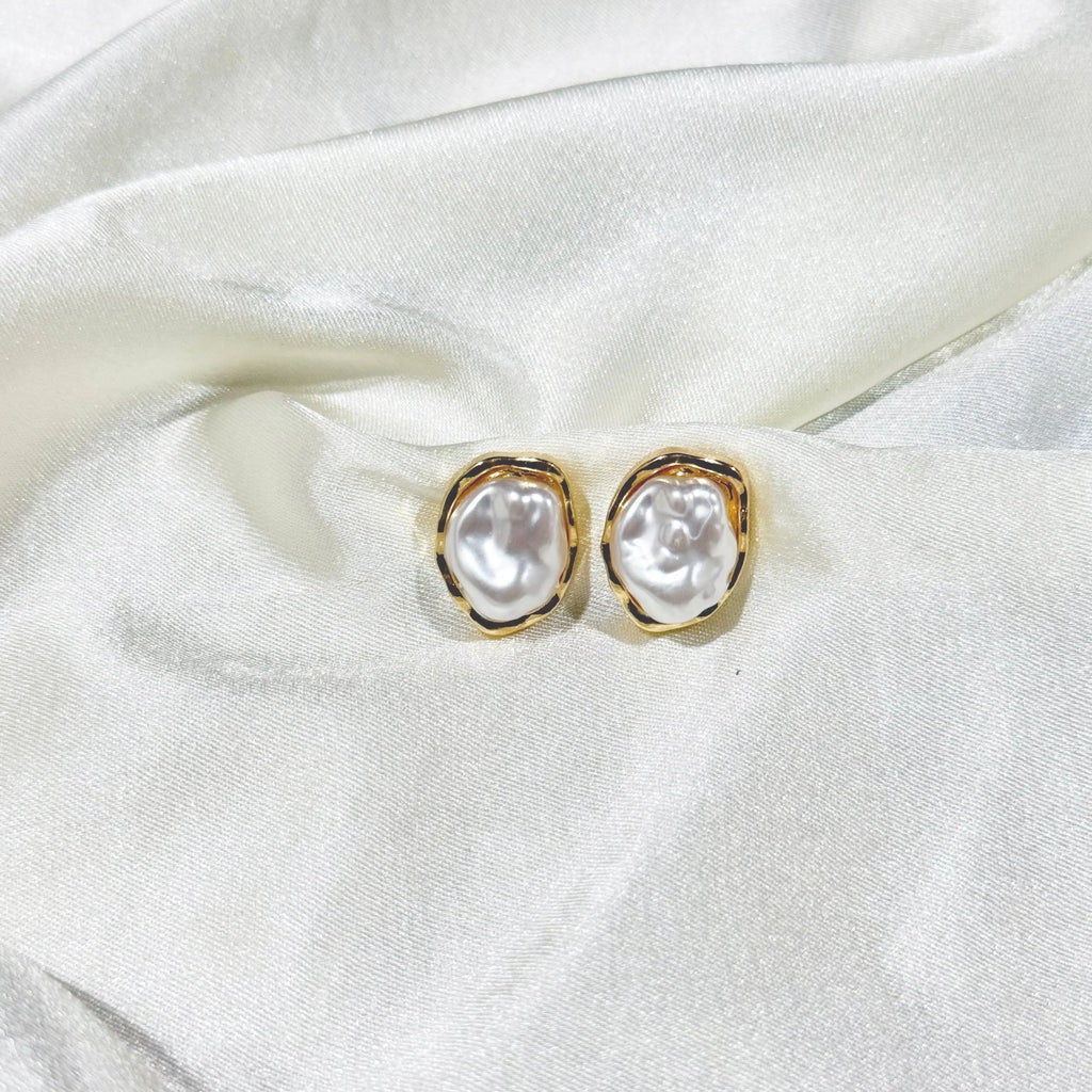 Asymmetric Pearl Earrings HOUSE OF LAILA